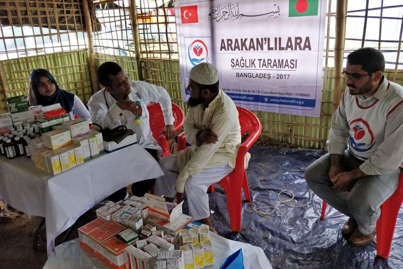 Bangladeş'teki kamplarda kalan Arakanlılar sağlık taramasından geçirildi